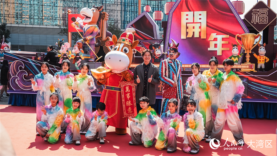 香港旅游发展局花车以“盛事之都 环球欢聚”为主题，宣传香港各项品牌盛事。人民网 吴宇扬扬 摄