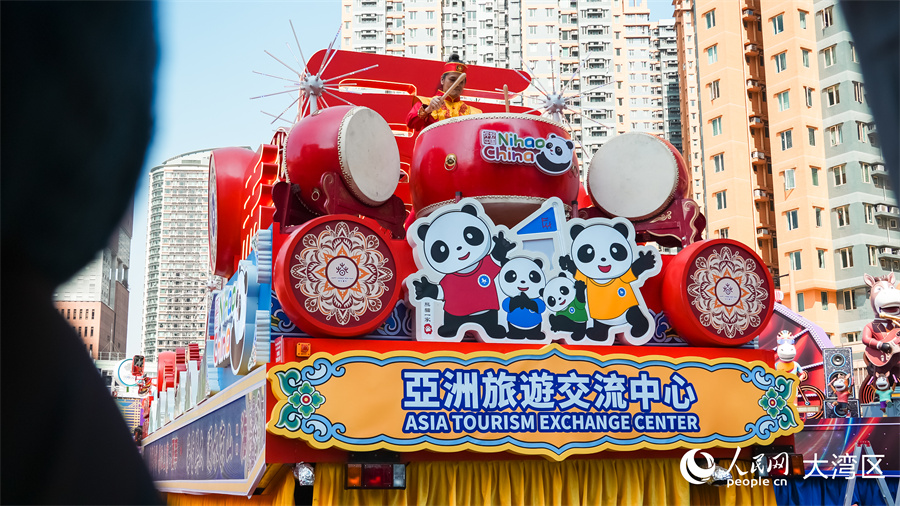 图3.亚洲旅游交流中心花车将国家文旅部“欢乐春节”全球品牌标识融入其中。人民网 吴宇扬扬 摄