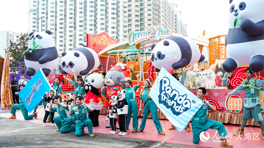 图8.香港海洋公园大熊猫家族形象亮相花车。人民网 吴宇扬扬摄