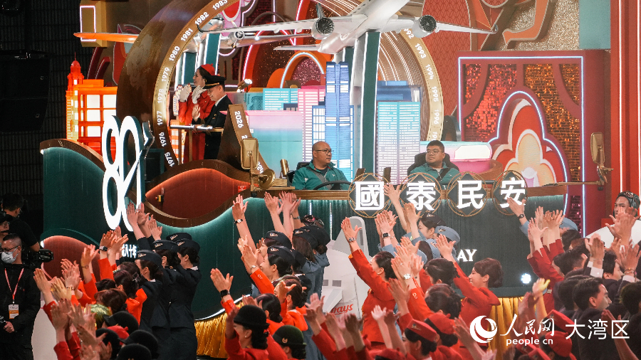 当晚8时，巡游队伍从香港文化中心广场出发。人民网 吴宇扬扬摄