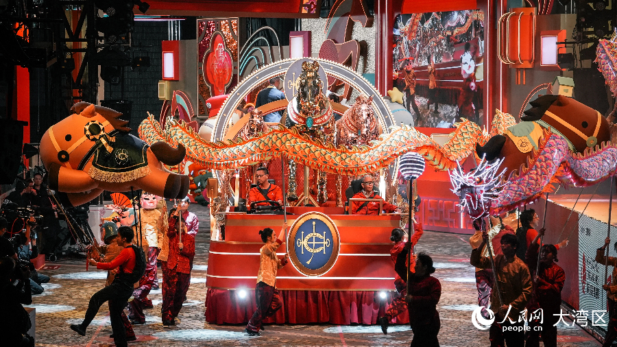 象征活力的骏马雕塑亮相香港赛马会花车。人民网 吴宇扬扬摄