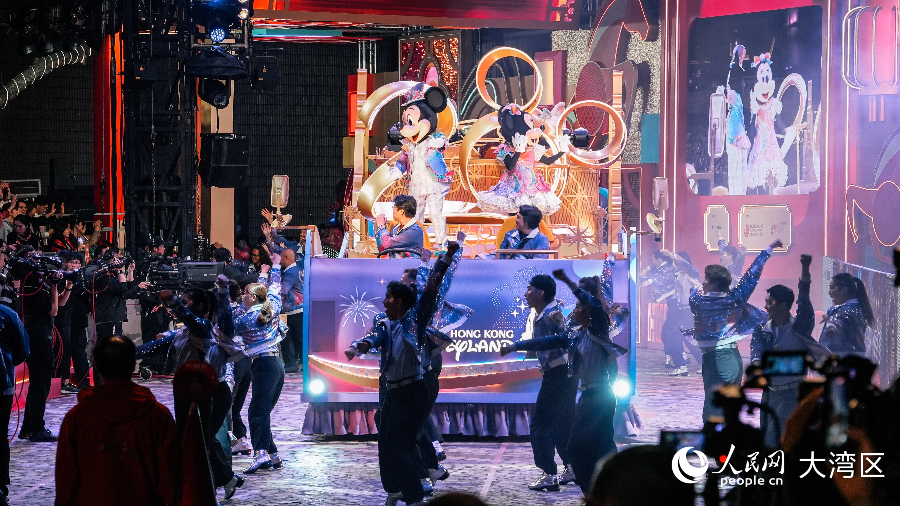 香港迪士尼乐园花车与其经典IP形象带来街头派对。人民网 吴宇扬扬摄