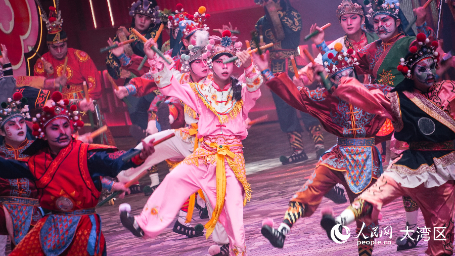 普宁富美青年英歌队伴随锣鼓起舞。人民网 吴宇扬扬摄