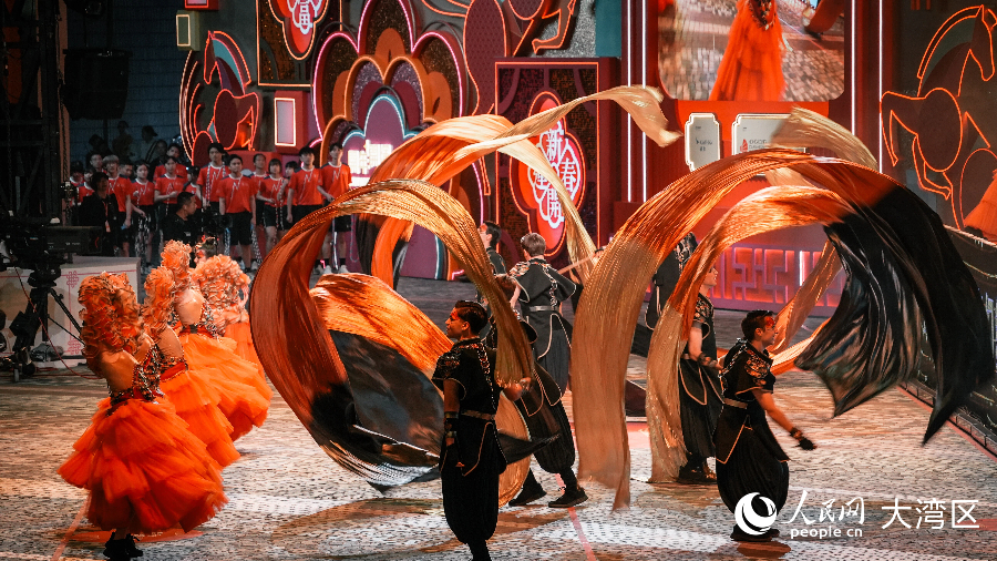 西班牙流金旗幻舞团跃动舞姿，尽显灵动。人民网 吴宇扬扬摄