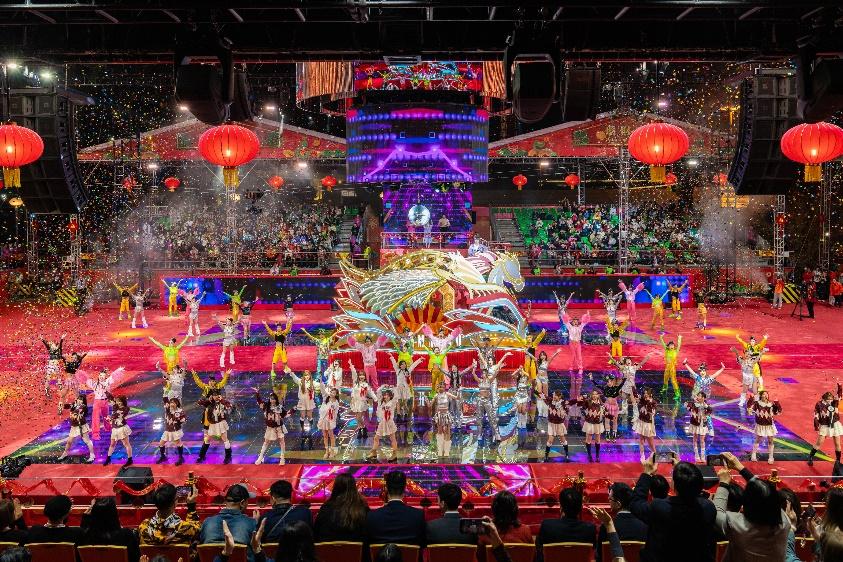 图为花车巡游、文艺表演在澳门西湾湖广场开幕。澳门特区旅游局供图