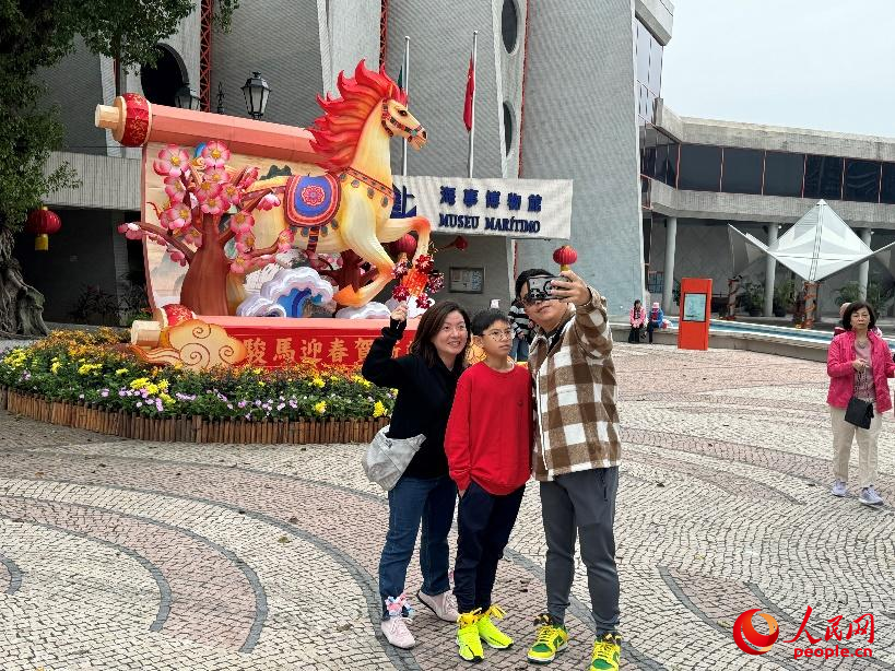 图为马年初一一早游人走进海事博物馆等澳门独具特色的文化景点。人民网记者 富子梅摄