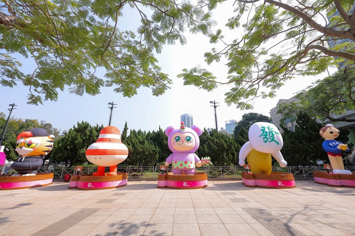 香港潮玩嘉年华首度展出本地潮流玩具单位的七个全新人气原创知识产权大型充气公仔。图为部分大型充气公仔。香港特区政府新闻处供图