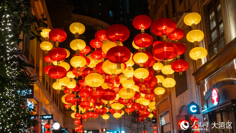 在湾仔利东街，超过800盏新春灯笼高高挂起。人民网 吴宇扬扬 摄