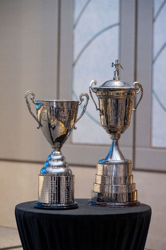 图为埃文斯杯(右)和哈马隆德杯。主办方供图