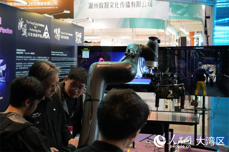 图5.香港演艺学院演示电影创作AI工具。人民网实习生韩宇轩 摄