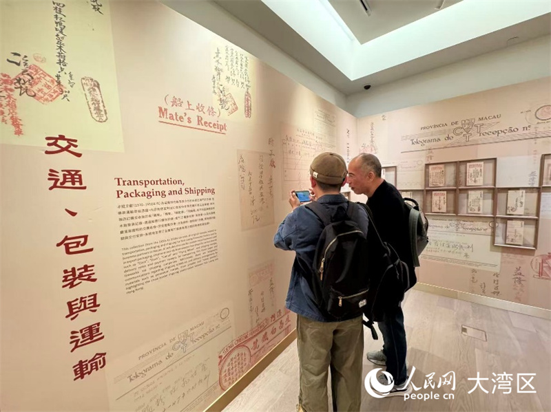 观众饶有兴味参观炮竹产业各环节展示。人民网富子梅摄