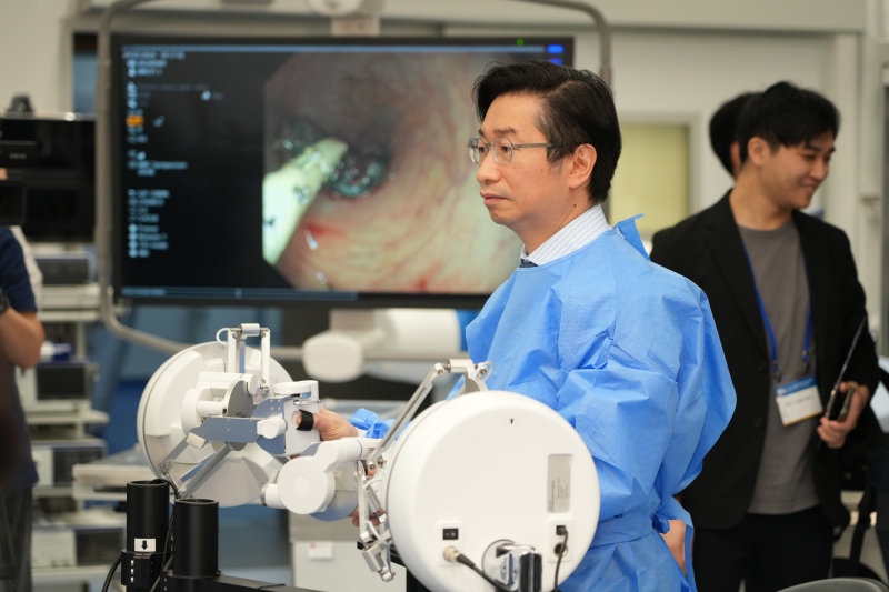 赵伟仁教授正进行猪的实验，以EndoR内窥镜手术机器人模拟大肠癌早期病变组织切除。香港中文大学医学院供图