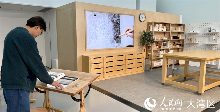 展览特设“创作现场”邀请艺术家驻馆交流。人民网实习生 张雨洁摄