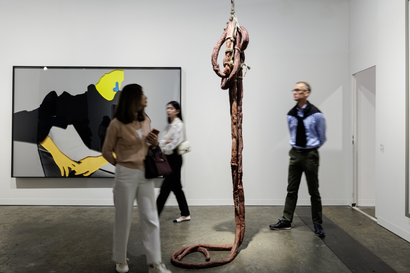 观众在巴塞尔艺术展香港展会参观。巴塞尔艺术展香港展会供图