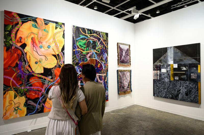  观众在巴塞尔艺术展香港展会参观。巴塞尔艺术展香港展会供图