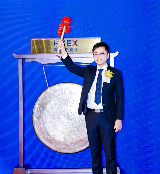 澳门青年陈振杰港交所鸣锣。 山东极视角科技股份有限公司供图