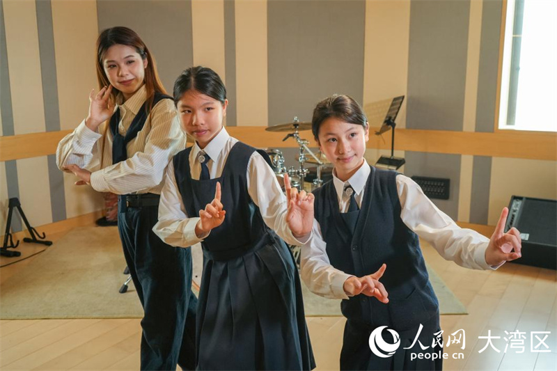 澳门青苗粤剧团成员正在练习动作。人民网实习生 韩宇轩摄