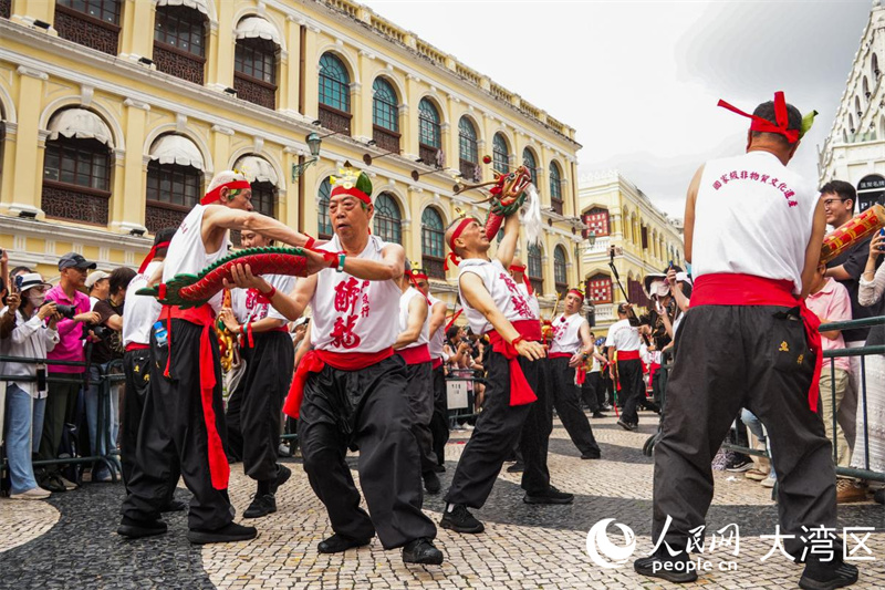 澳门鲜鱼行总会表演舞醉龙。人民网 吴宇扬扬摄