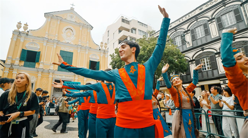 亚美尼亚哈琴民族舞团参与活动演出。澳门特区政府文化局视频资料截图。