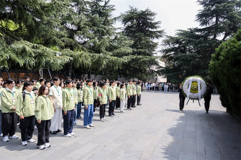 交流营全体同学参访侵华日军南京大屠杀遇难同胞纪念馆,并敬献花圈。主办方供图