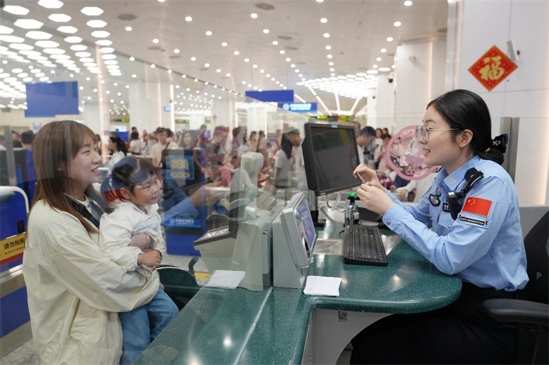 横琴口岸清明假期迎来客流高峰。珠海边检总站横琴边检站供图