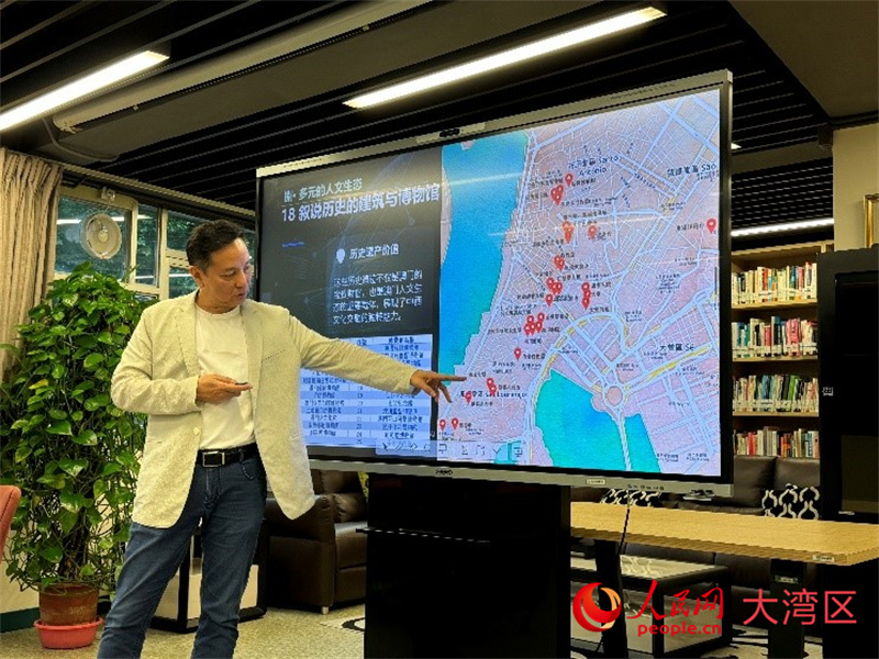 图为高级工程师邱少腾讲述“生态澳门”的治理智慧。人民网记者 富子梅摄