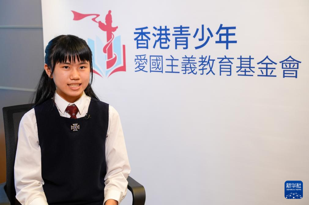 第二届“情系中华”香港青少年作文暨朗诵大赛小学英文组总冠军冯靖霖接受采访（1月29日摄）。 新华社记者 朱炜 摄