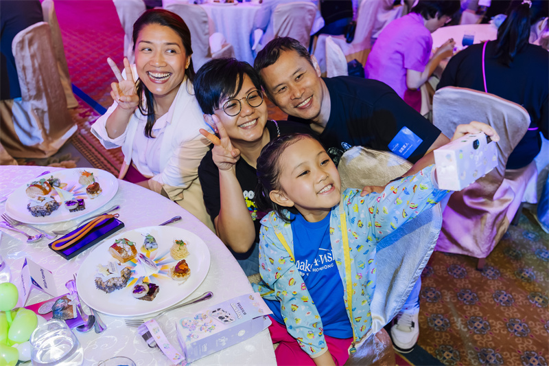 获香港迪士尼帮助实现愿望的儿童与家人在派对上合影留念。（香港迪士尼乐园度假区供图）