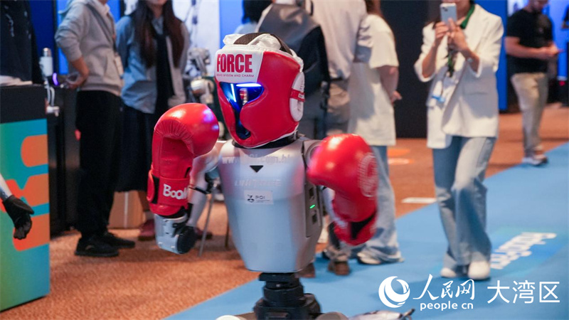 图2.宇树科技机器人进行格斗展示。人民网 吴宇扬扬摄