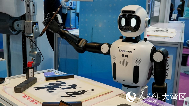 图3.箸境科技展示机器人创作书法场景。人民网 吴宇扬扬摄