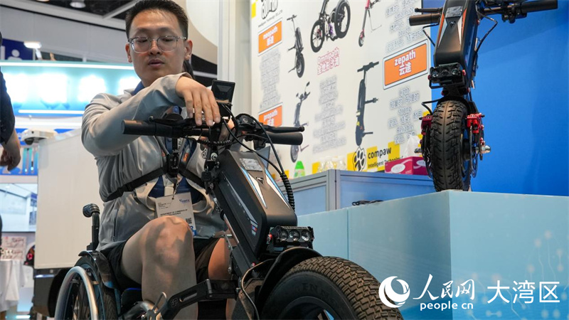 图6.工作人员介绍一款智能康复辅具。人民网 吴宇扬扬摄