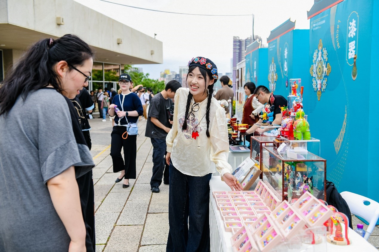 图为主题集市上的特色非遗艺术品。徐州市委宣传部供图