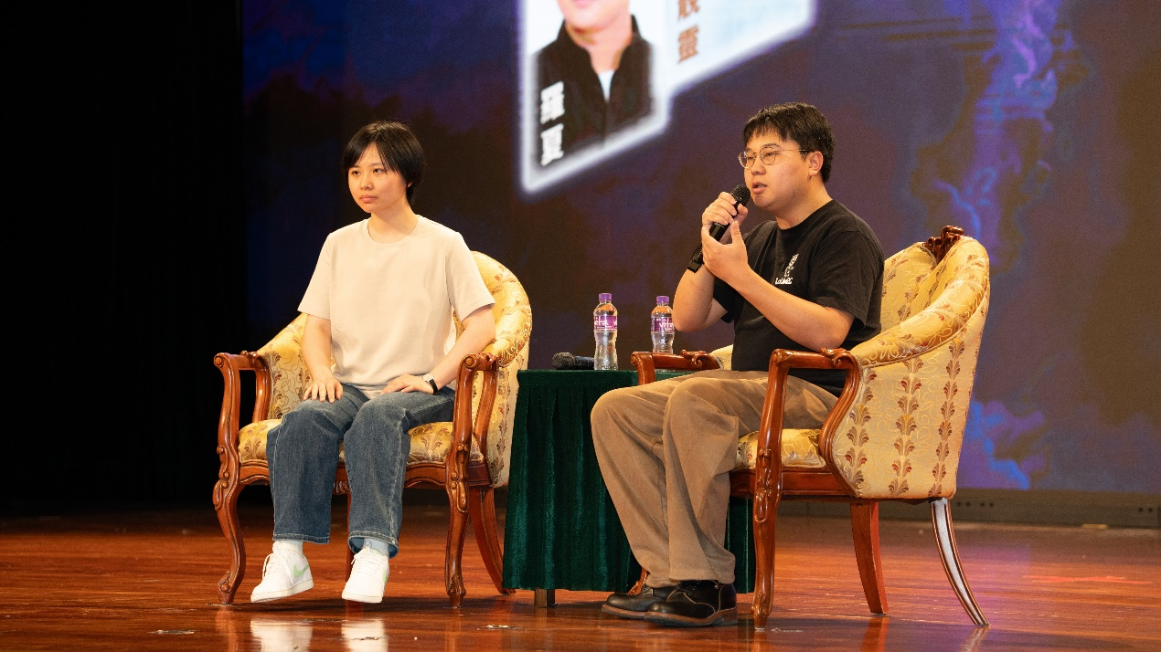 图为两位内地青年科幻作家与同学们互动交流。主办方供图