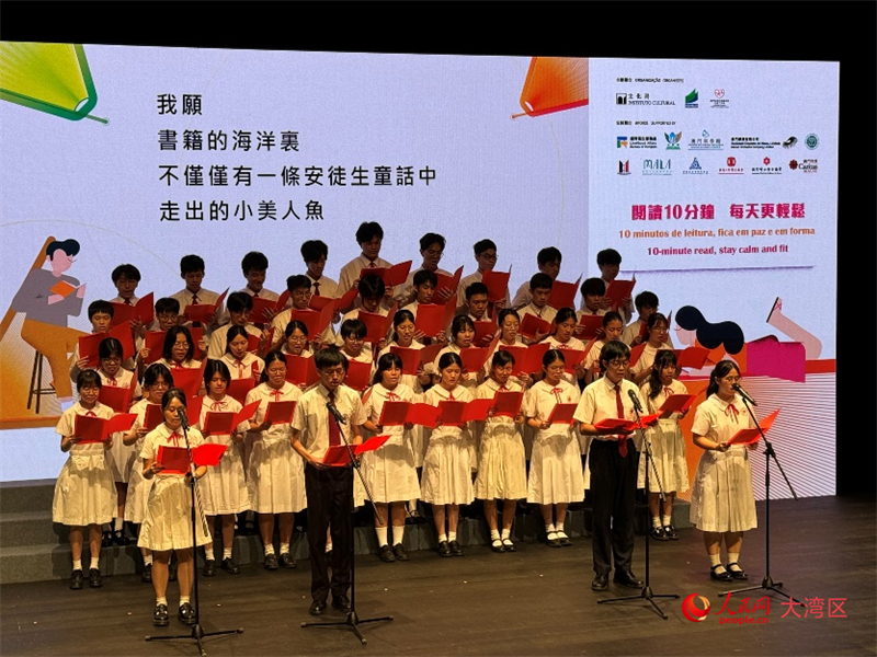 图为培道中学同学在启动仪式上领读《我愿》。人民网记者 富子梅摄