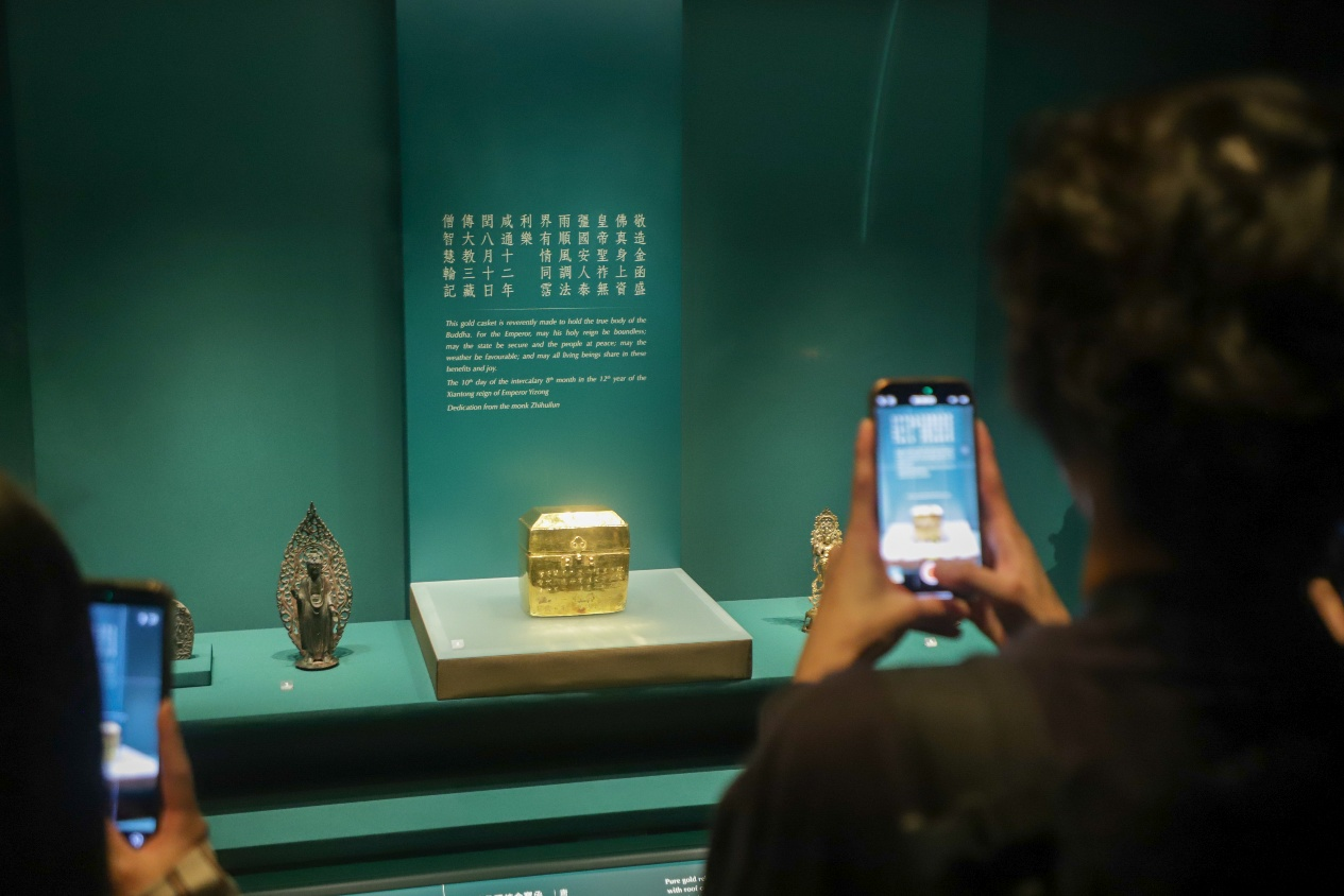 国家一级文物“智慧轮盝顶纯金宝函”首次在香港展出。实习生 韩宇轩摄