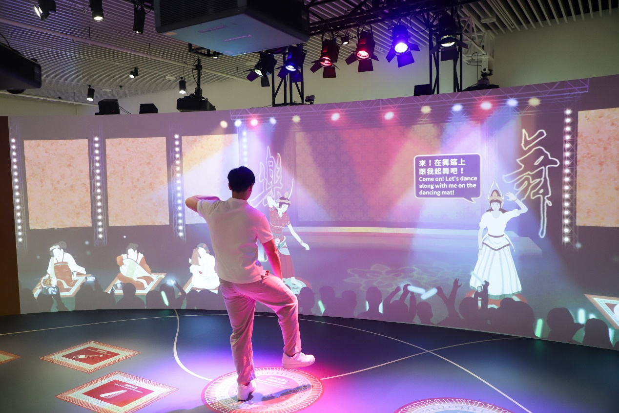 观众体验沉浸式互动舞台。实习生 韩宇轩摄