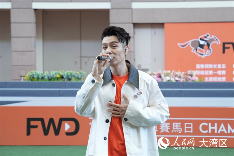 香港歌手周柏豪献唱“冠军赛马日2026”。人民网实习生 张雨洁摄