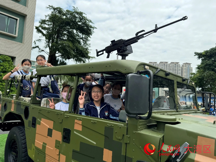 图为登上战车的同学们兴奋不已。人民网记者 富子梅摄