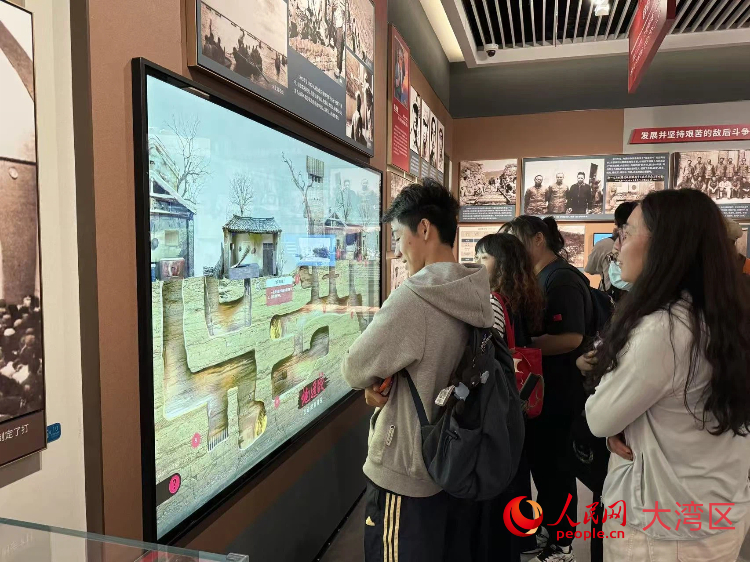 图为同学们饶有兴致地参观军史展览。人民网记者 富子梅摄