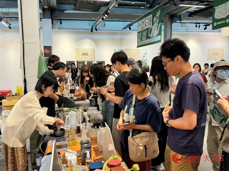 图为亚洲茶文化巿集的顾客络绎不绝。人民网记者 富子梅摄