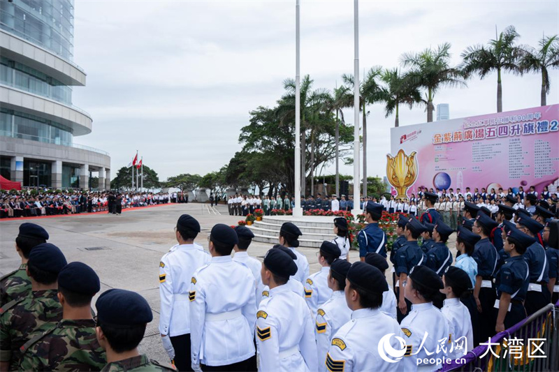 香港多个青少年制服团队及中小学的1500名学生参与升旗礼。人民网实习生 韩宇轩摄