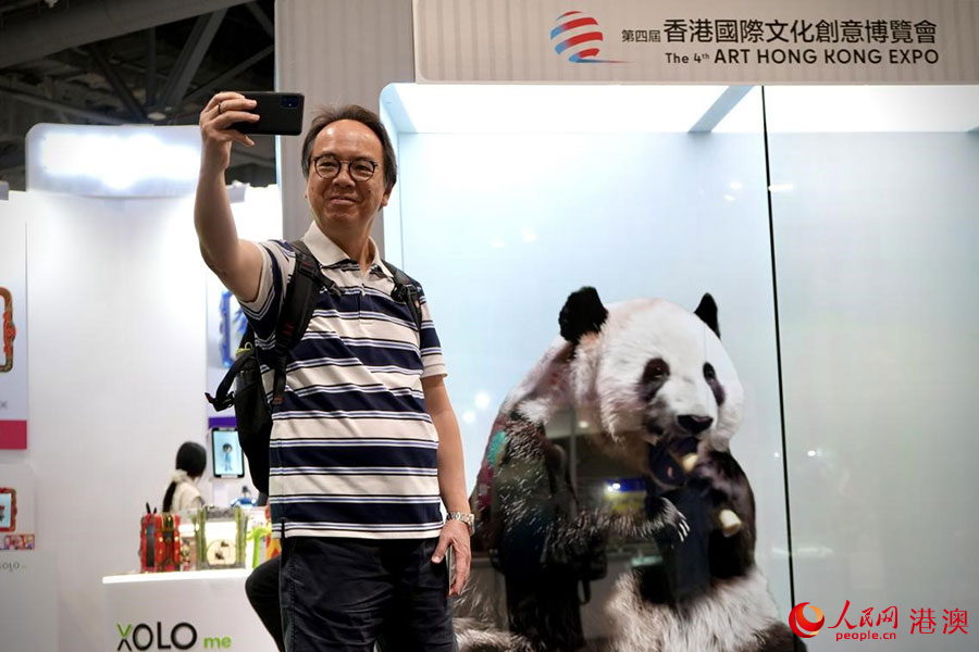 观众在第四届香港文博会拍照留影。人民网吴宇扬扬 摄