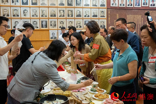 发布会现场带来潮汕特色美食。人民网实习生 韩宇轩摄