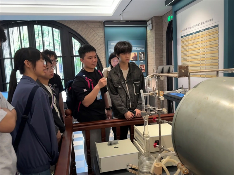 图为澳门同学们参观内地高校教学设施。主办方供图