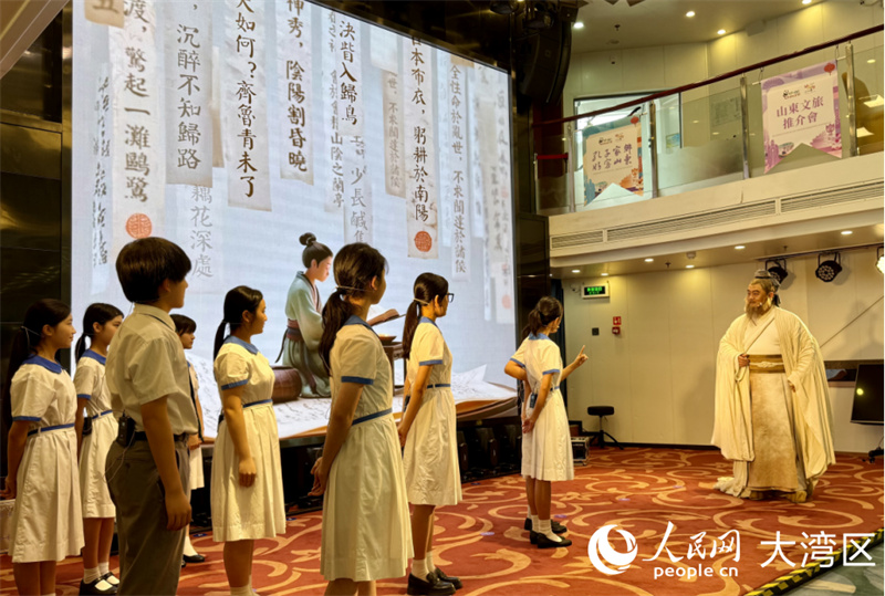 “跟着课本游山东”主题产品推介。人民网实习生 张雨洁摄