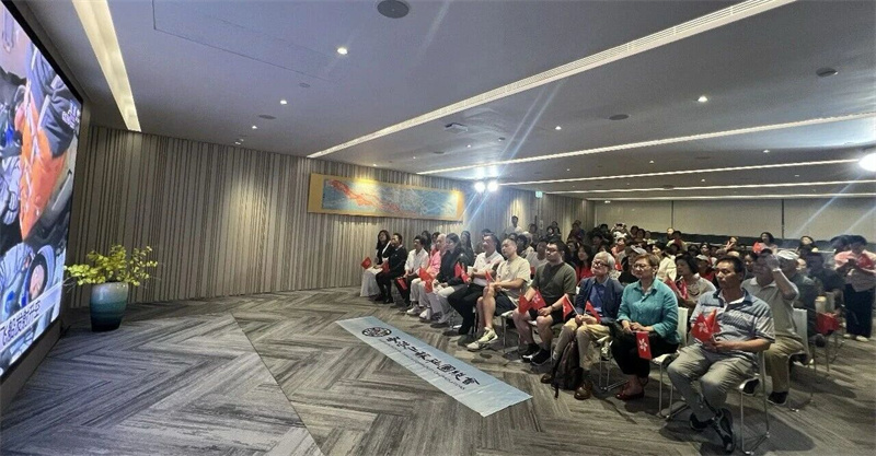  香港江苏社团总会组织观看直播。受访者供图