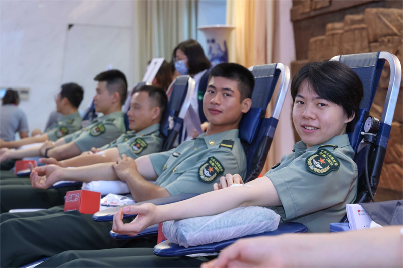 图为驻澳部队官兵们踊跃参与献血活动。澳门特区政府卫生局供图