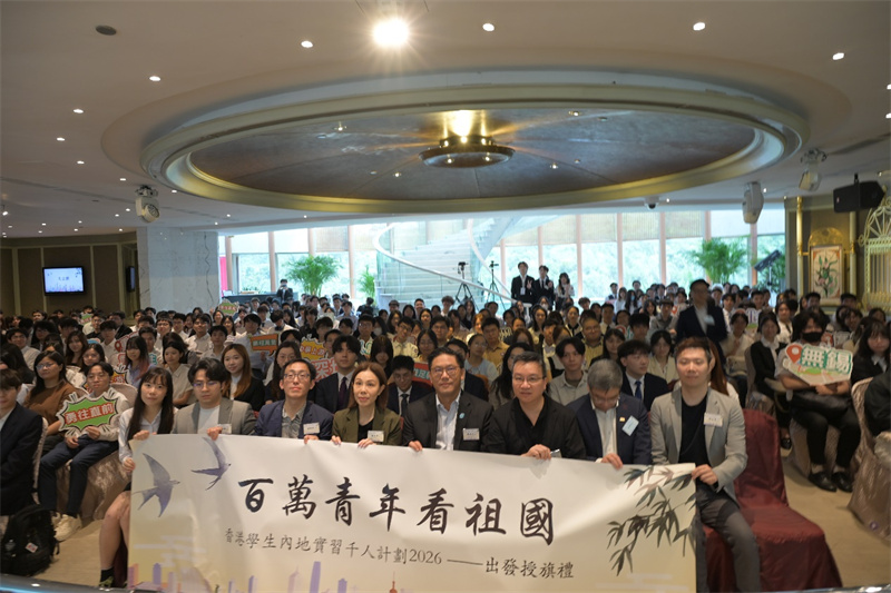 图. 嘉宾与实习学生合影。主办方供图