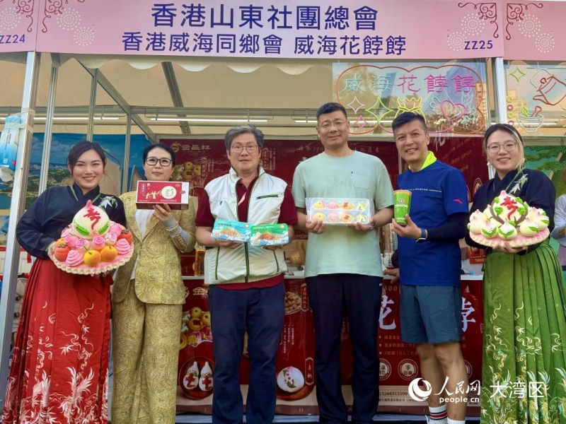 香港威海同乡会在“中华美食街”展示威海花饽饽。实习生 张雨洁摄