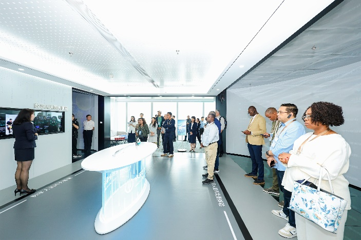 图为参访团深入了解金融科技等领域的最新发展。澳门金融管理局供图